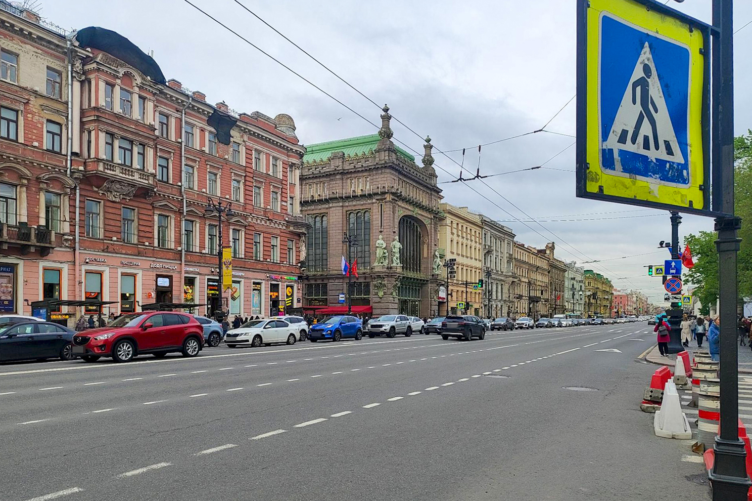 Иду по Невскому к театру