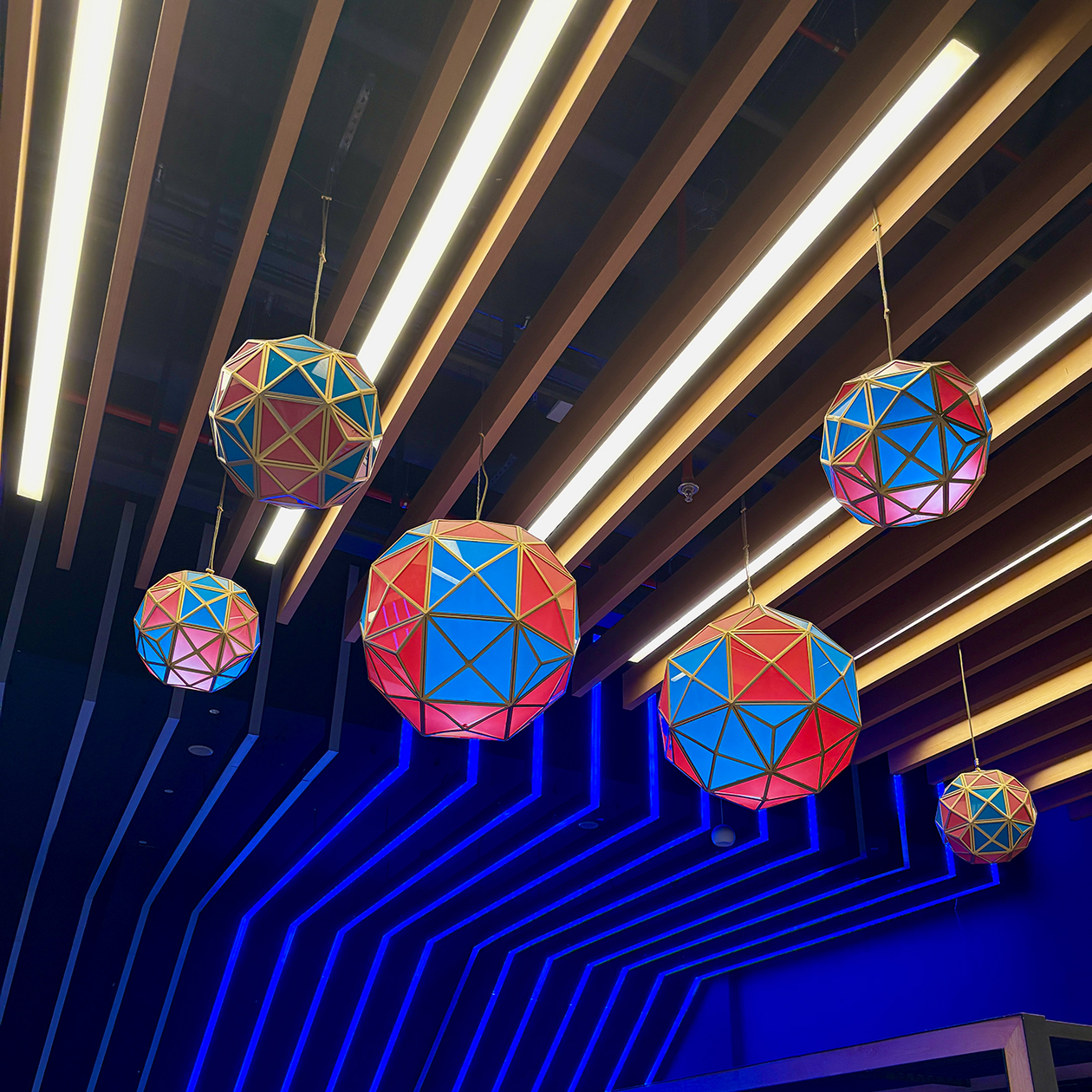 Светильники в кинотеатре напоминают о работе: они похожи на полиэдры из наших соединений