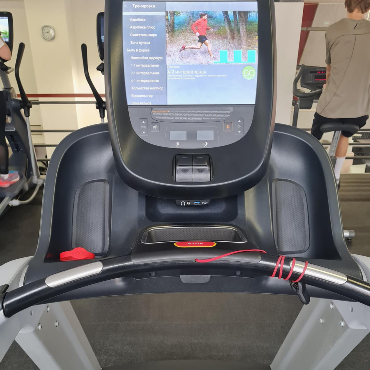 Отвлекаюсь на тренажерах