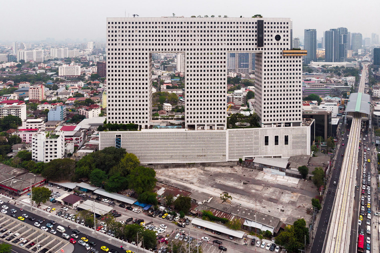 В здании 32 этажа