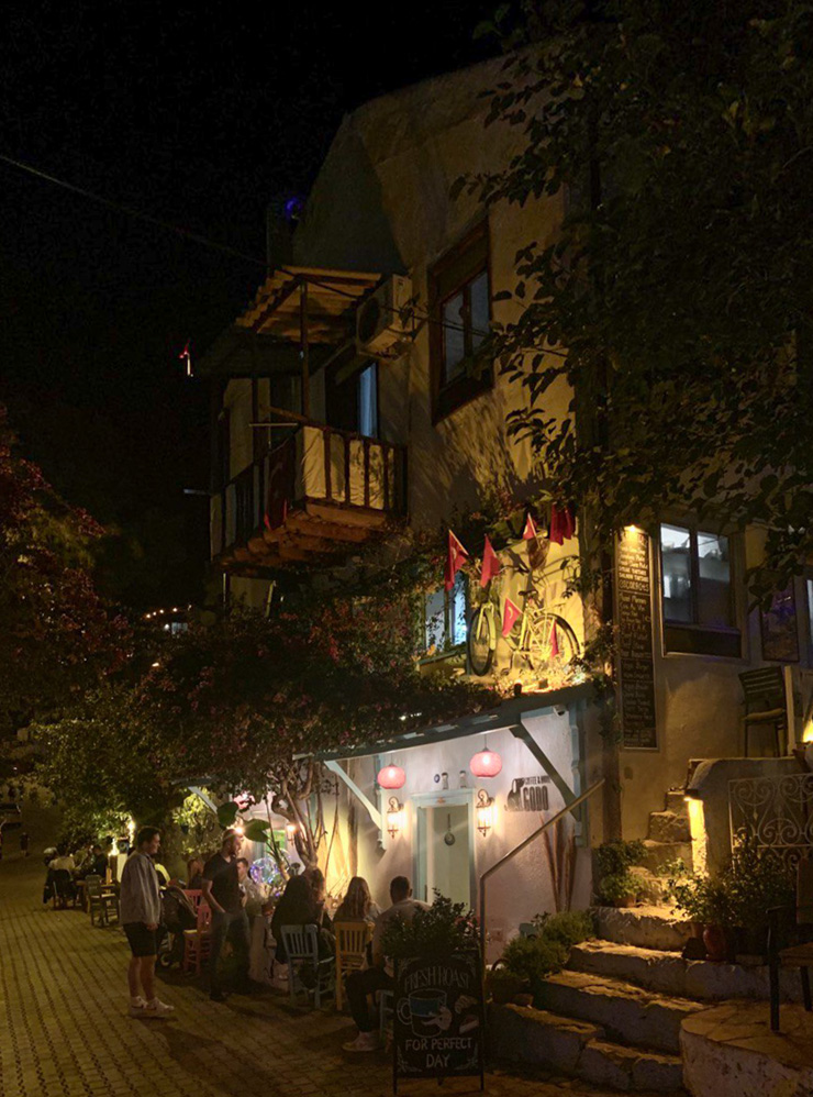 Вечером в Старом городе заполнены не только бары, но и кофейни. На фото — Godo Coffee & More в 20:00