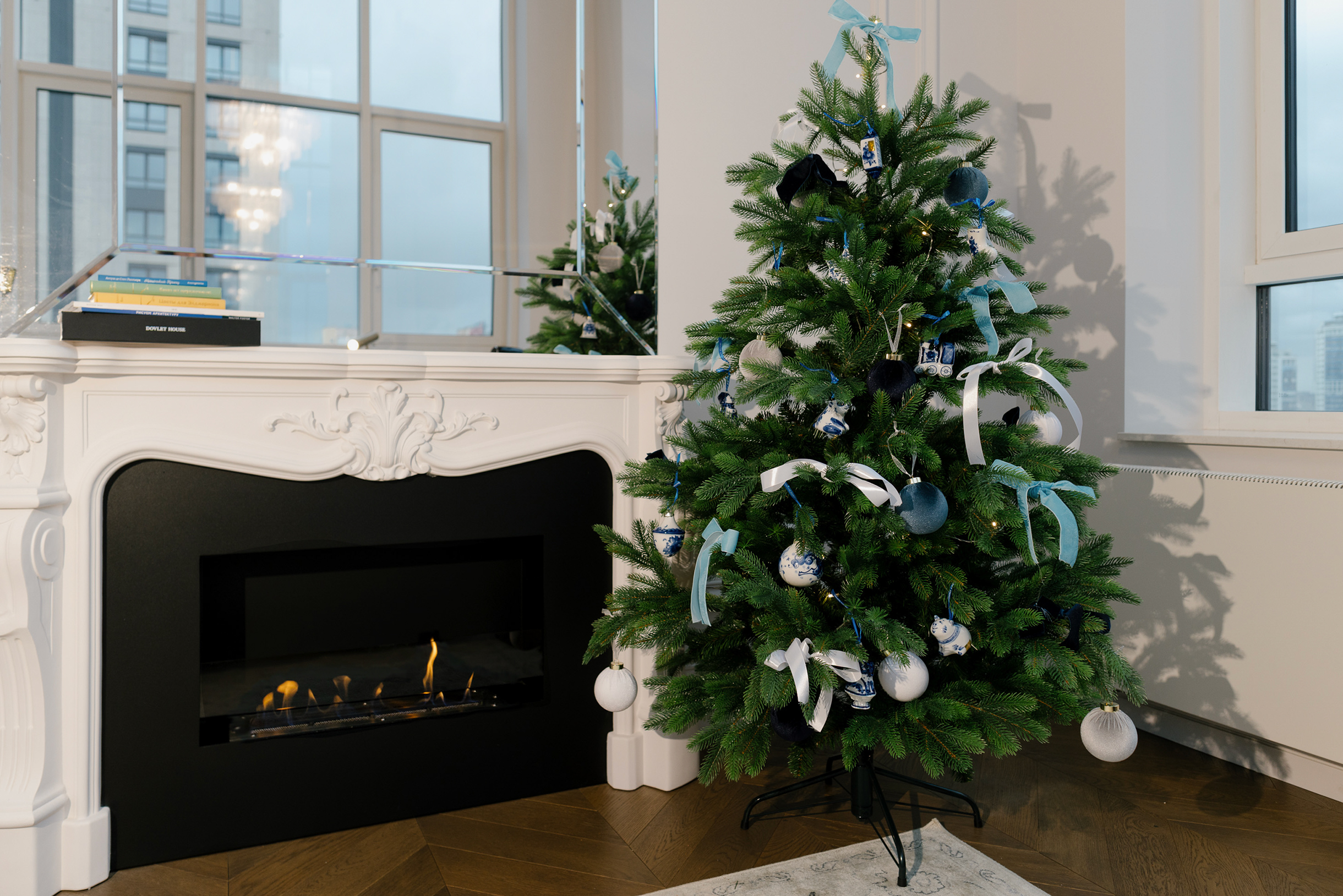 Обратите внимание на количество оттенков синего и фактуры: за счет этих сочетаний елка кажется нарядной, хотя на ней нет ни золота, ни серебра