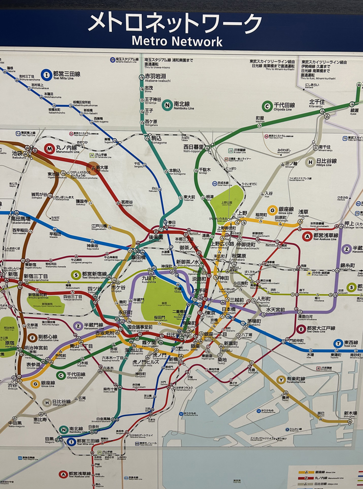 Географическая схема метро Токио: буквы в цветных кружочках обозначают название линии. Все дублируется на английском