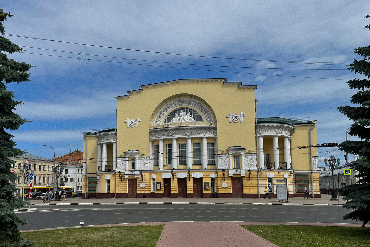 Красивый вид на театр открывается с площади Волкова