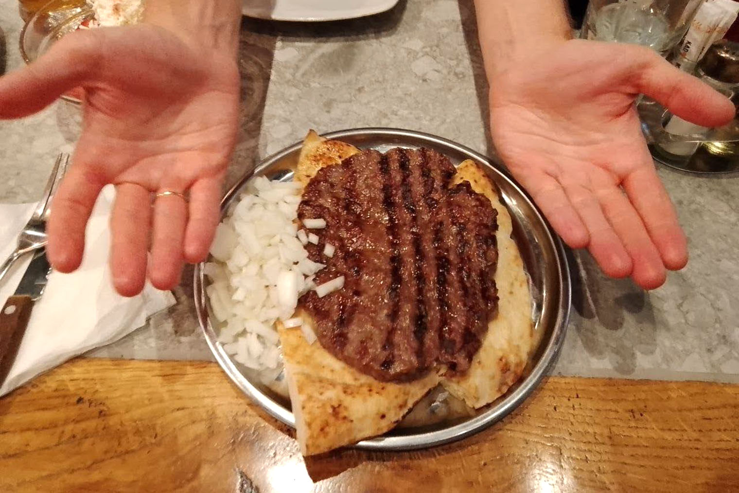 Плескавица — главное блюдо сербской кухни. Порции обычно огромные, а вкус еды насыщенный и жирный. Можно смело брать одну котлету на двоих