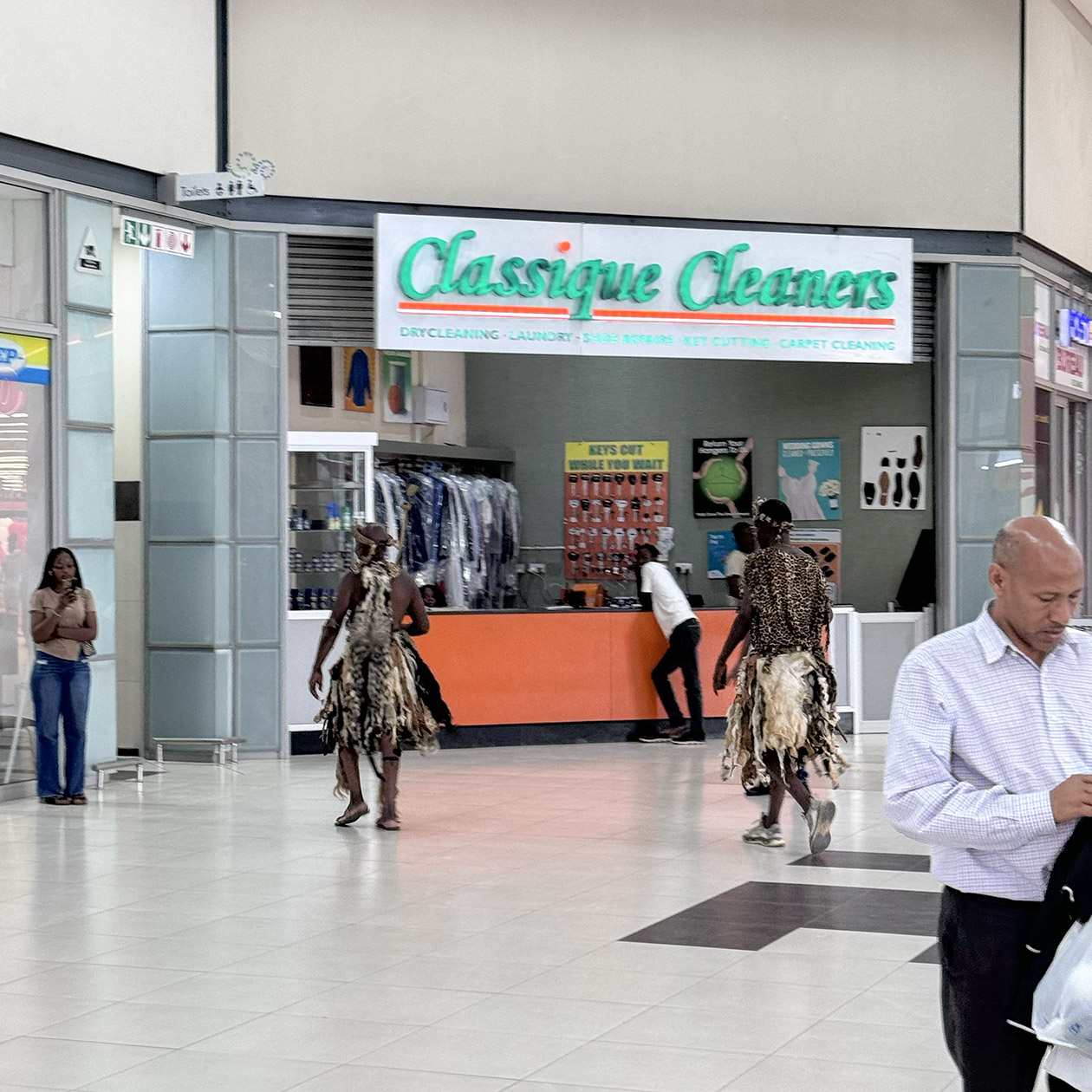 Одна из самых любимых фотографий из Замбии: EastPark Mall — на стыке двух миров