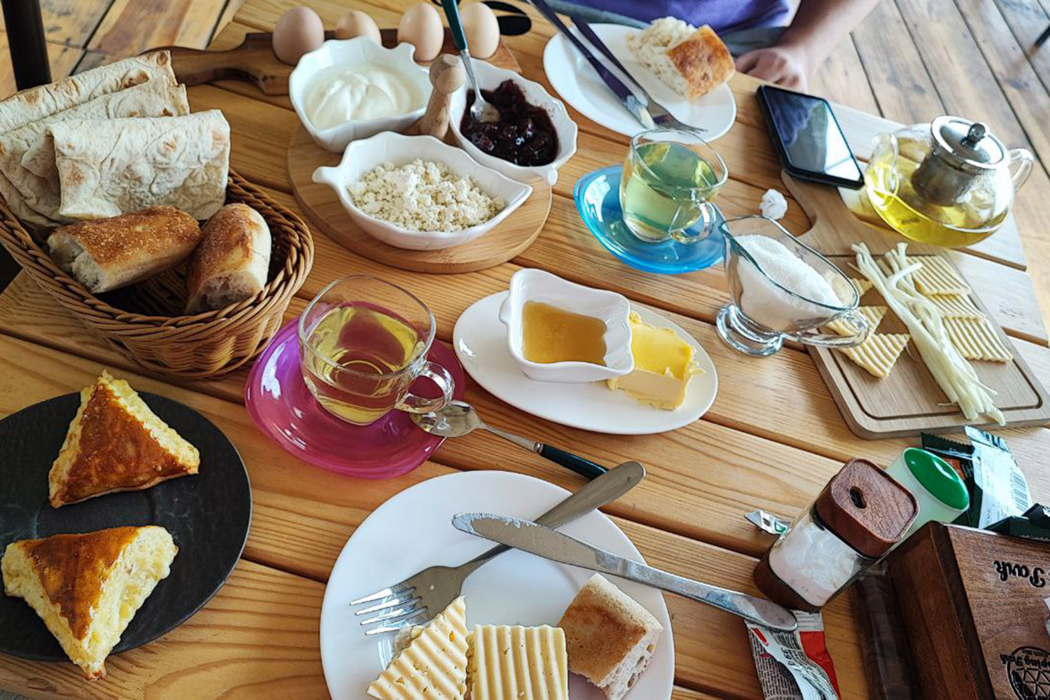 Армянский завтрак — это ассорти из нескольких видов сыра, конфитюра и выпечки. Такие обычно подают в загородных отелях и ресторанах