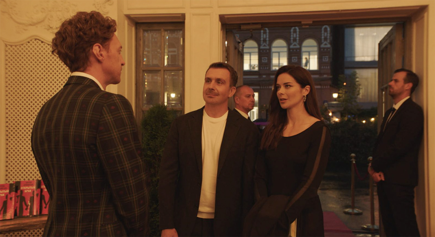 Автор эротических романов Арсентьев становится для Оксаны проводником в мир свободных отношений. Она знакомит его с мужем, но решает не продолжать их роман. Кадр: Okko