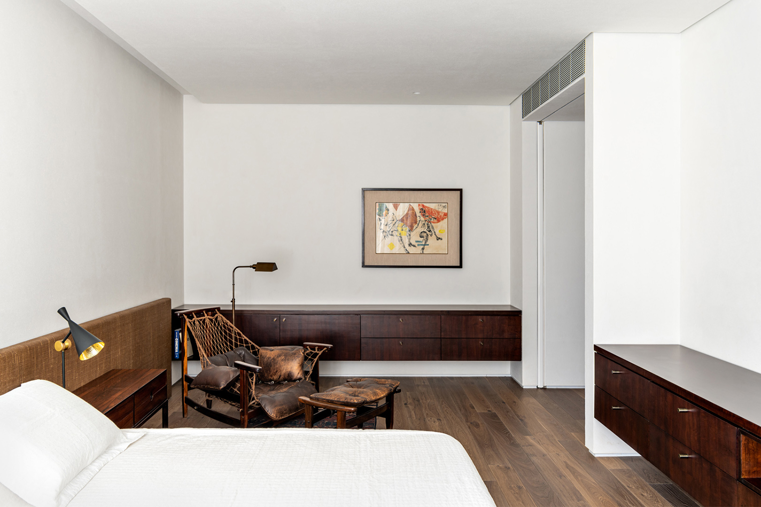 Важно понимать, что модернизм не исключает декоративные элементы, а переосмысливает их. Декор в этом стиле всегда функционален и органично интегрирован в пространство. Исключения — абстрактные и авангардистские постеры, которые подходят к стилистике баухауса и считаются одним из лучших способов декорирования такого интерьера. © felipehess.com.br