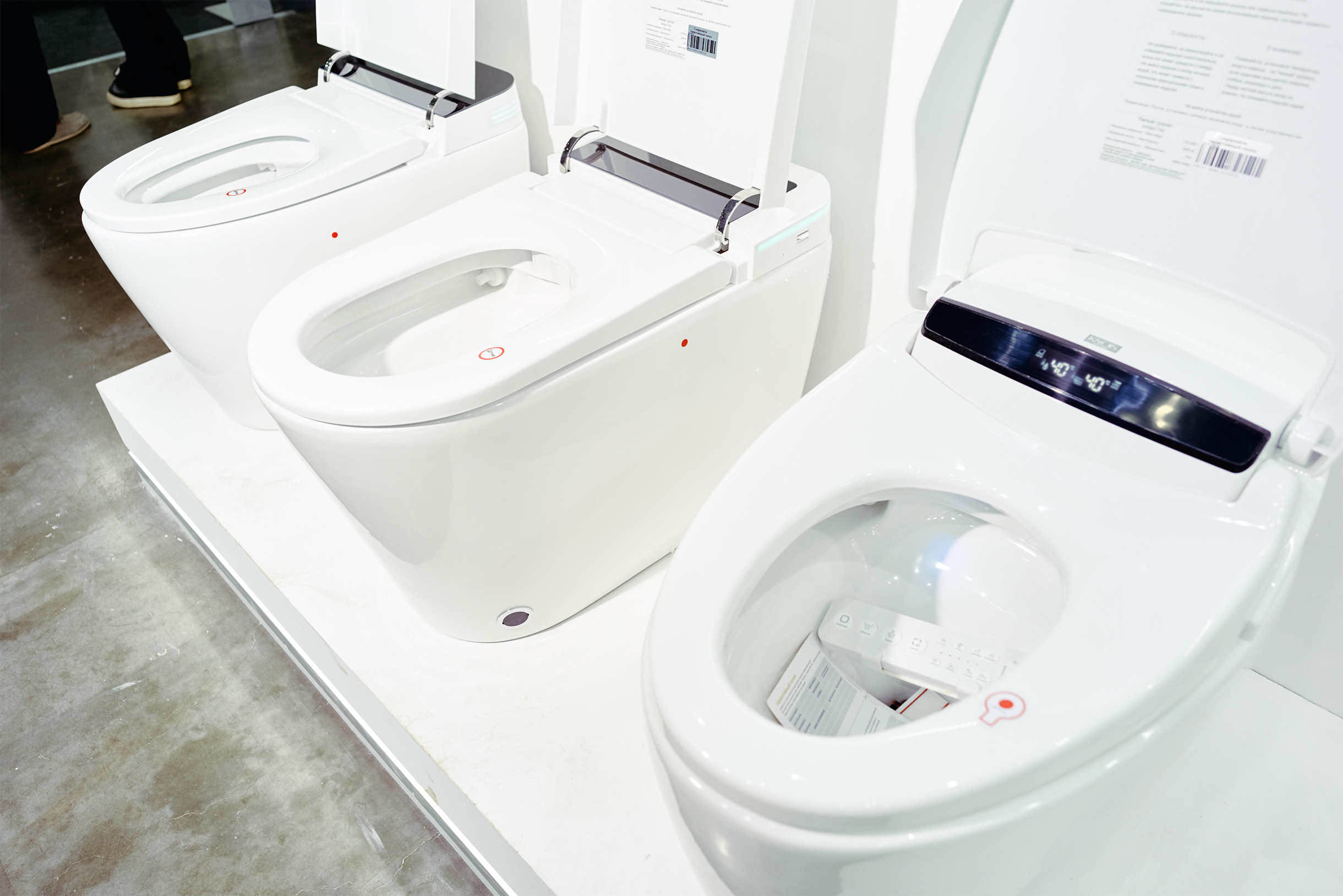 Если отойти от такого унитаза на пять минут, крышка автоматически закроется. А еще они все безбачковые со смывом «торнадо» — вода подается вихрем под большим давлением. Такой унитаз обойдется от 60 000 ₽ в зависимости от комплектации