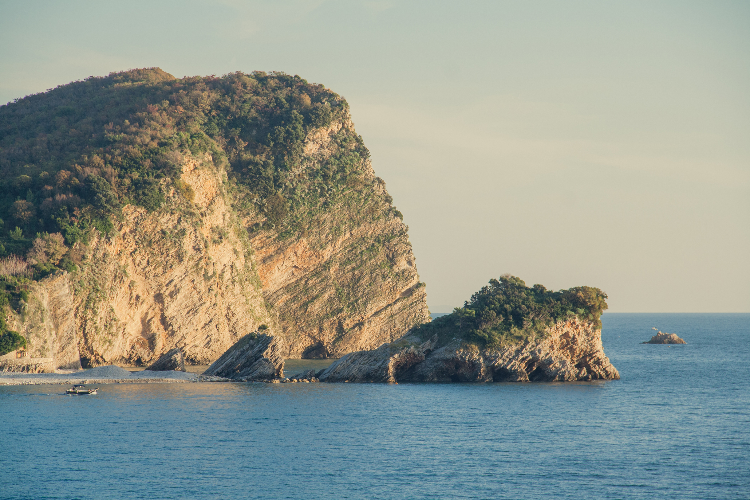 Взгляд манил остров Святого Николая, но в ноябре я не смогла найти лодку, чтобы добраться туда