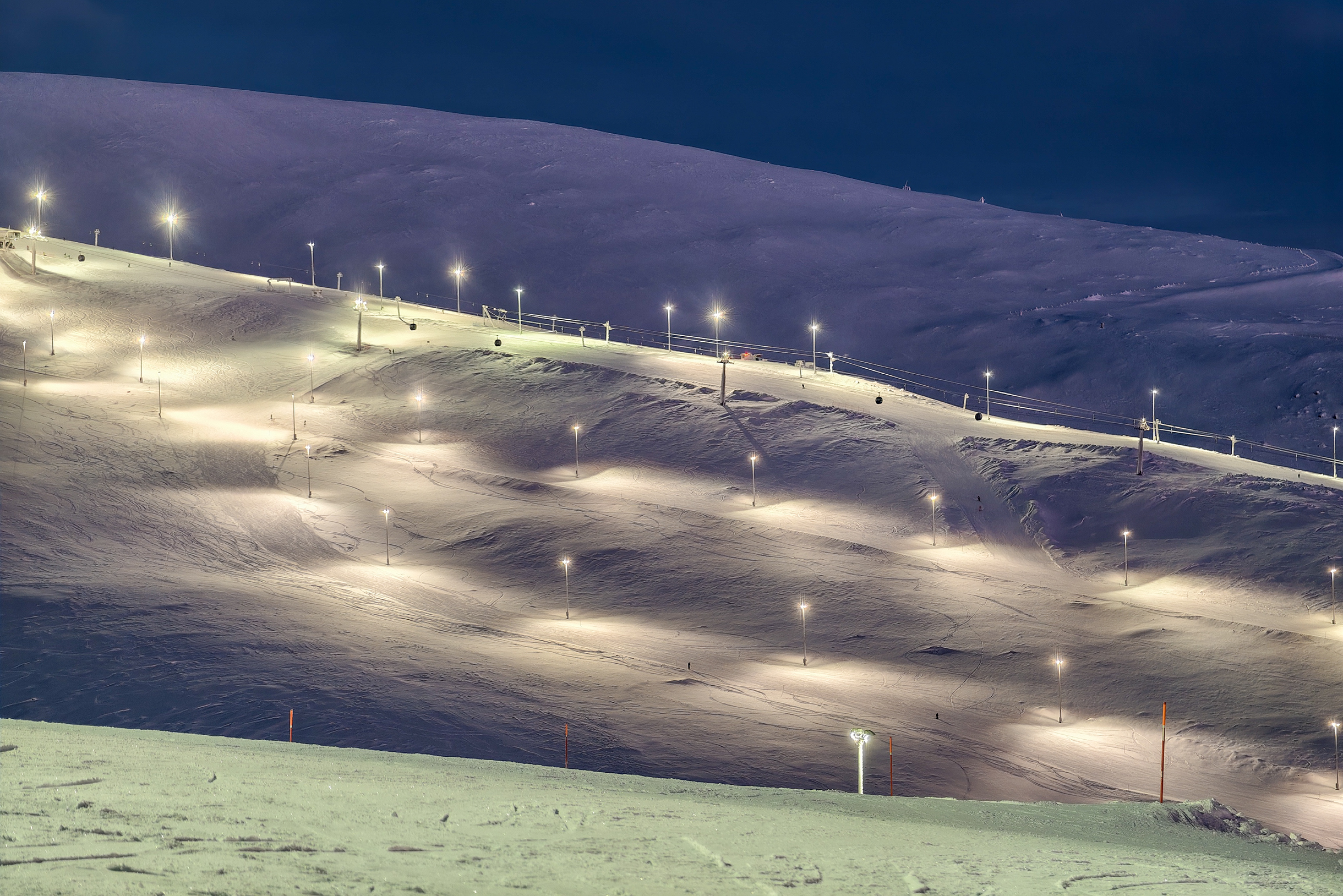 Трассы хорошо освещаются, вечернее катание на курорте открыто до 22:00