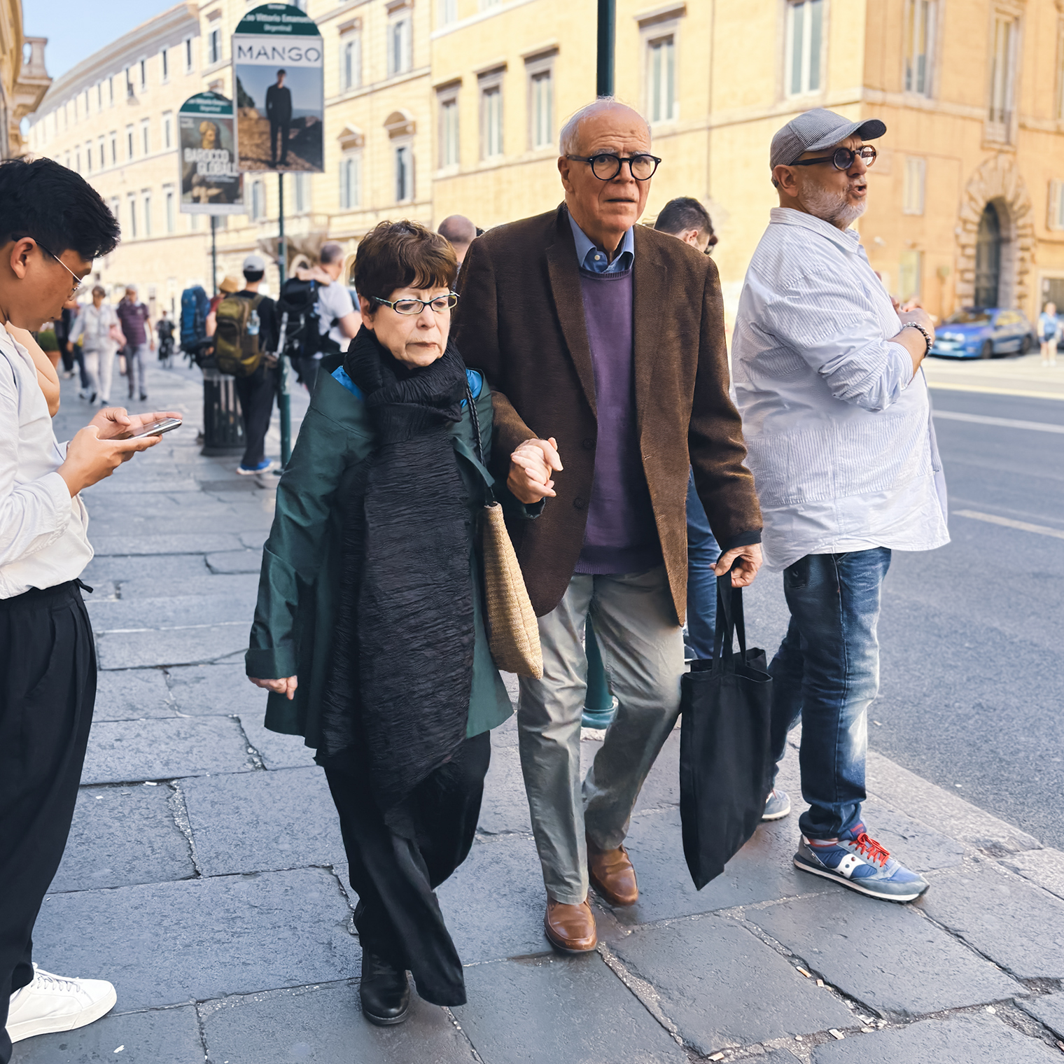 Он держит ее за руку, идут на остановку. Прекрасные