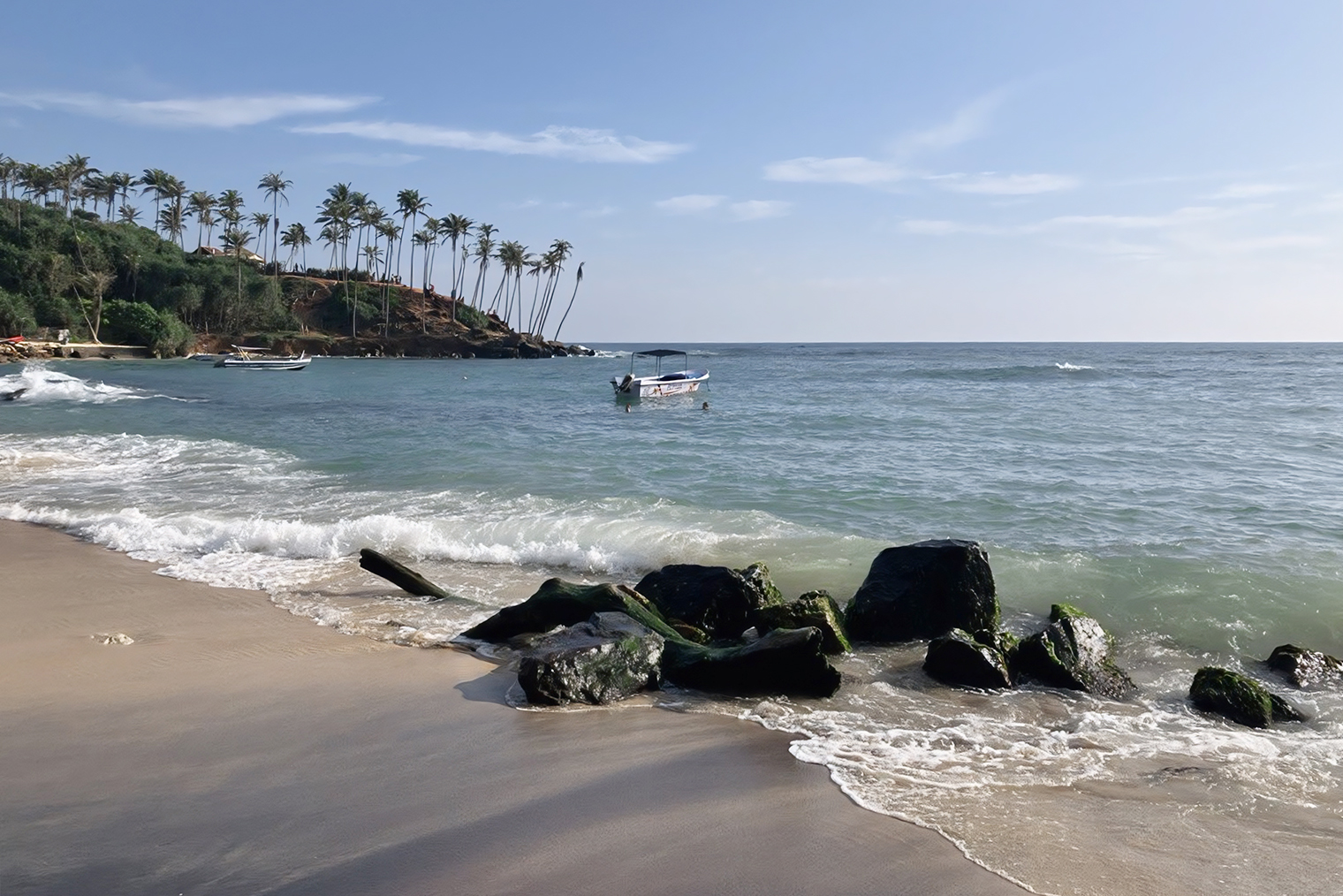 Эта фотография сделана на подходе к популярному у туристов месту — Кокосовому холму. Он меня не очень впечатлил: как часто бывает, красивая картинка из соцсетей в реальности оказалась менее примечательной. Больше мне запомнилась дорога до холма: часть пути мы прошли по пляжу и я впервые увидела черный вулканический песок