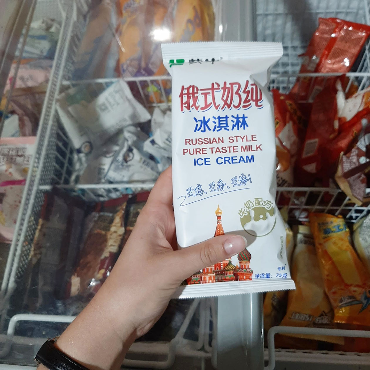 Молочных продуктов в Китае мало, зато в обычных супермаркетах попадаются товары как в России. На этом фото — мороженое в русском стиле