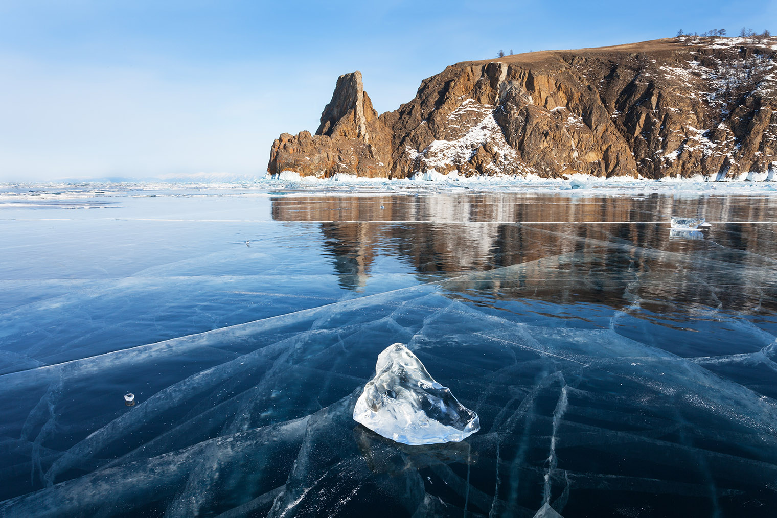 Байкальский лед. Фотография: Katvic / Shutterstock / FOTODOM