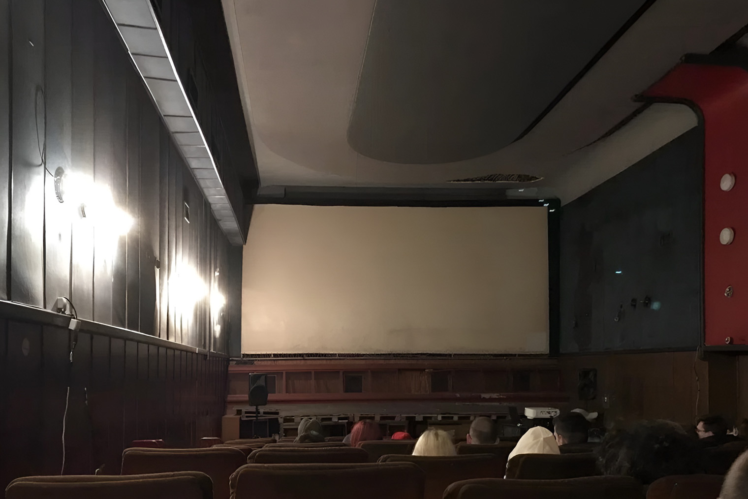 Показы Novi Bioskop Zvezda в помещении старого кинотеатра