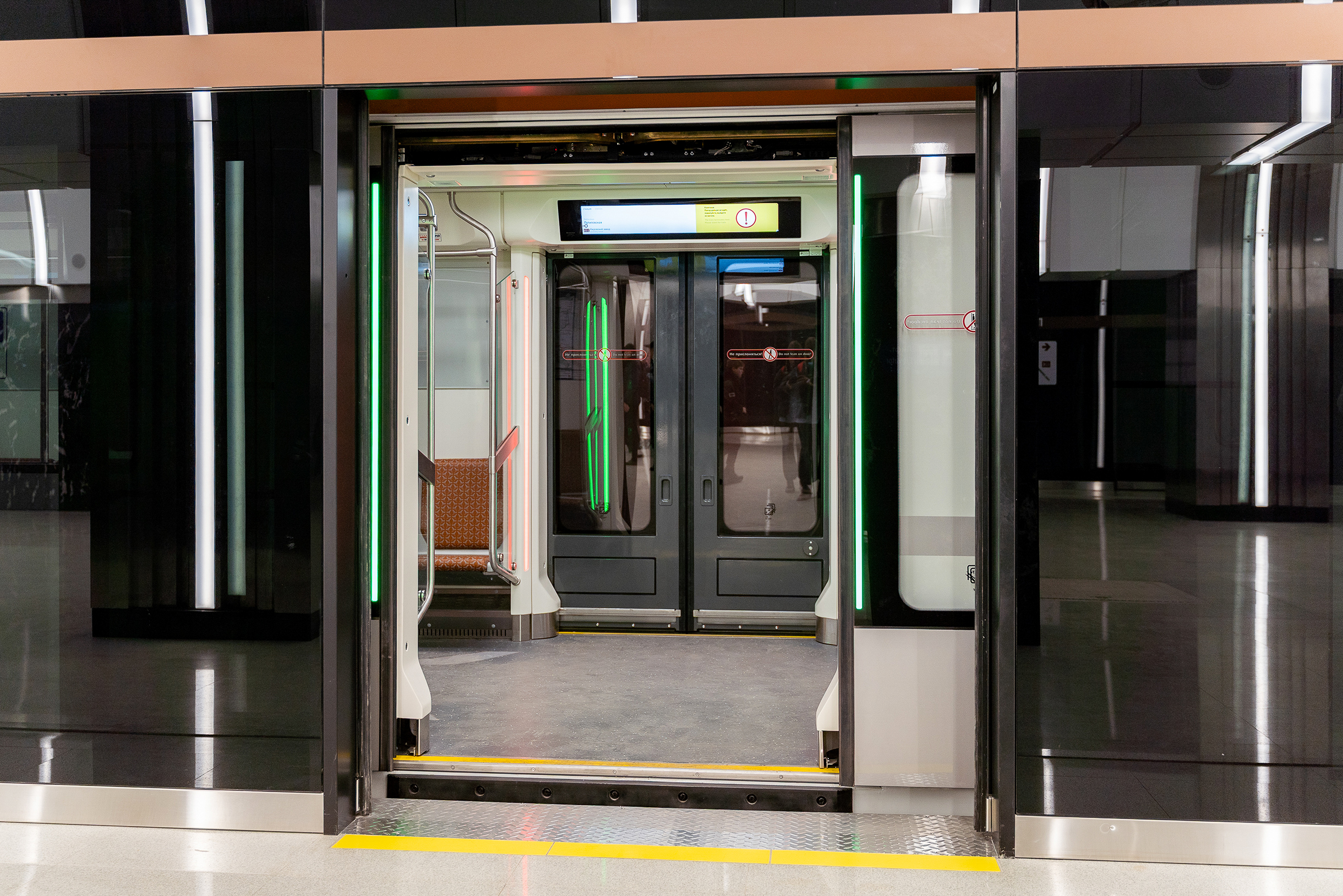 По новой линии ходят поезда «Балтиец» в фирменной коричневой ливрее