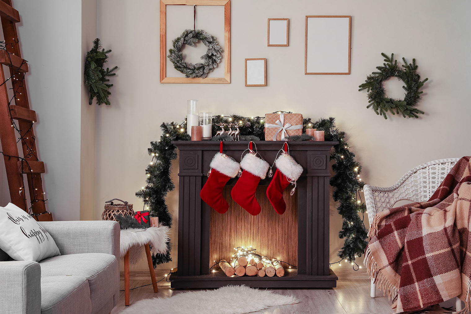 Электрокамины и фальшкамины декорируют как настоящие: гирляндами, ветками и новогодними носками для подарков. Фотография: Pixel-Shot / Shutterstock