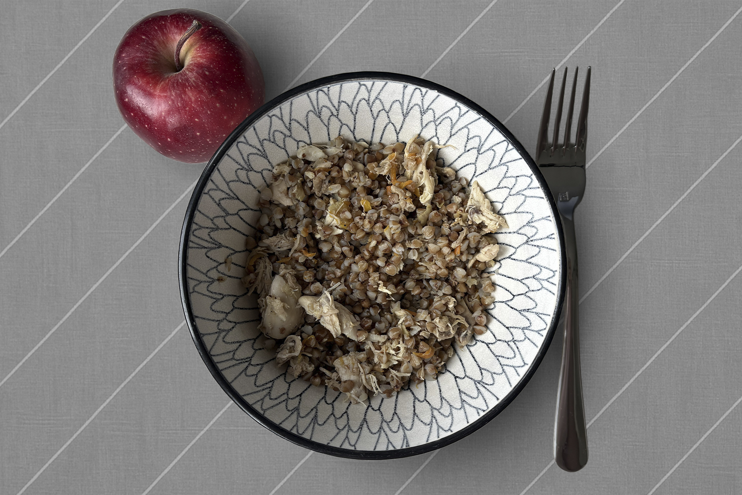 Ужин — гречка с мясом и яблоко