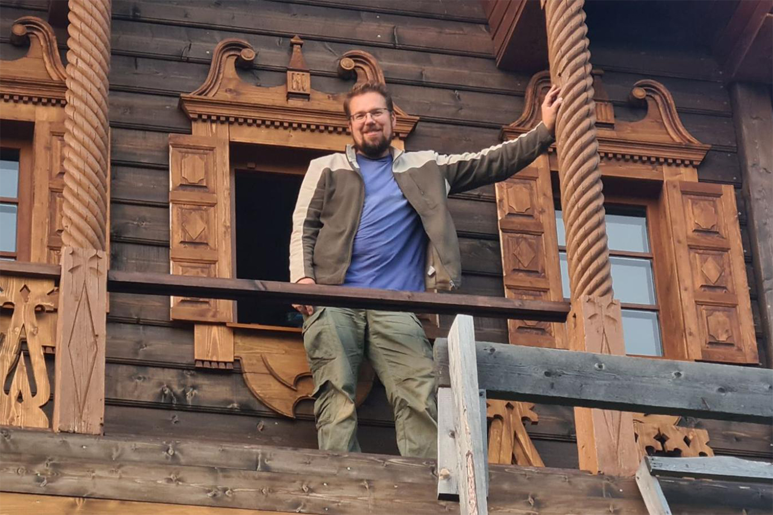 Это я устанавливаю балясиныБалясины — столбики в отделке балконана резной балкончик с купеческими столбами