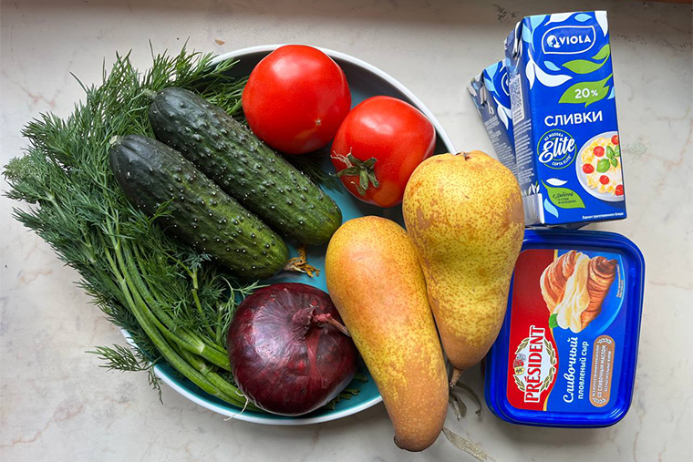 Дозакупка: овощи на салат, груши на сладкое, сыр и сливки — на суп и пасту. За кадром — консервированная рыба и полбатона белого хлеба