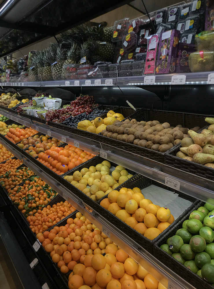 В супермаркетах изобилие фруктов, но они дорогие