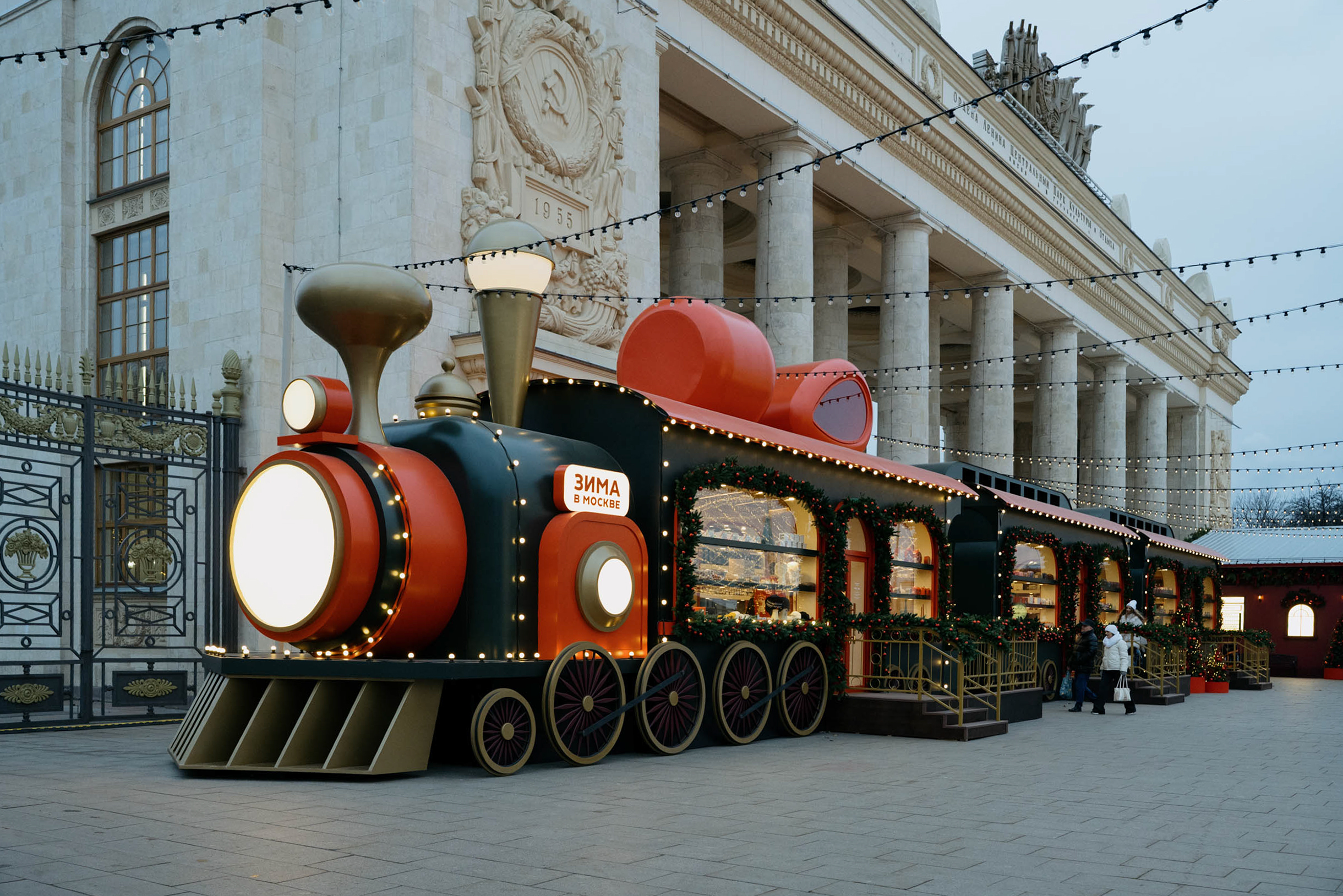 Длинный локомотив установили вплотную к главному входу в парк