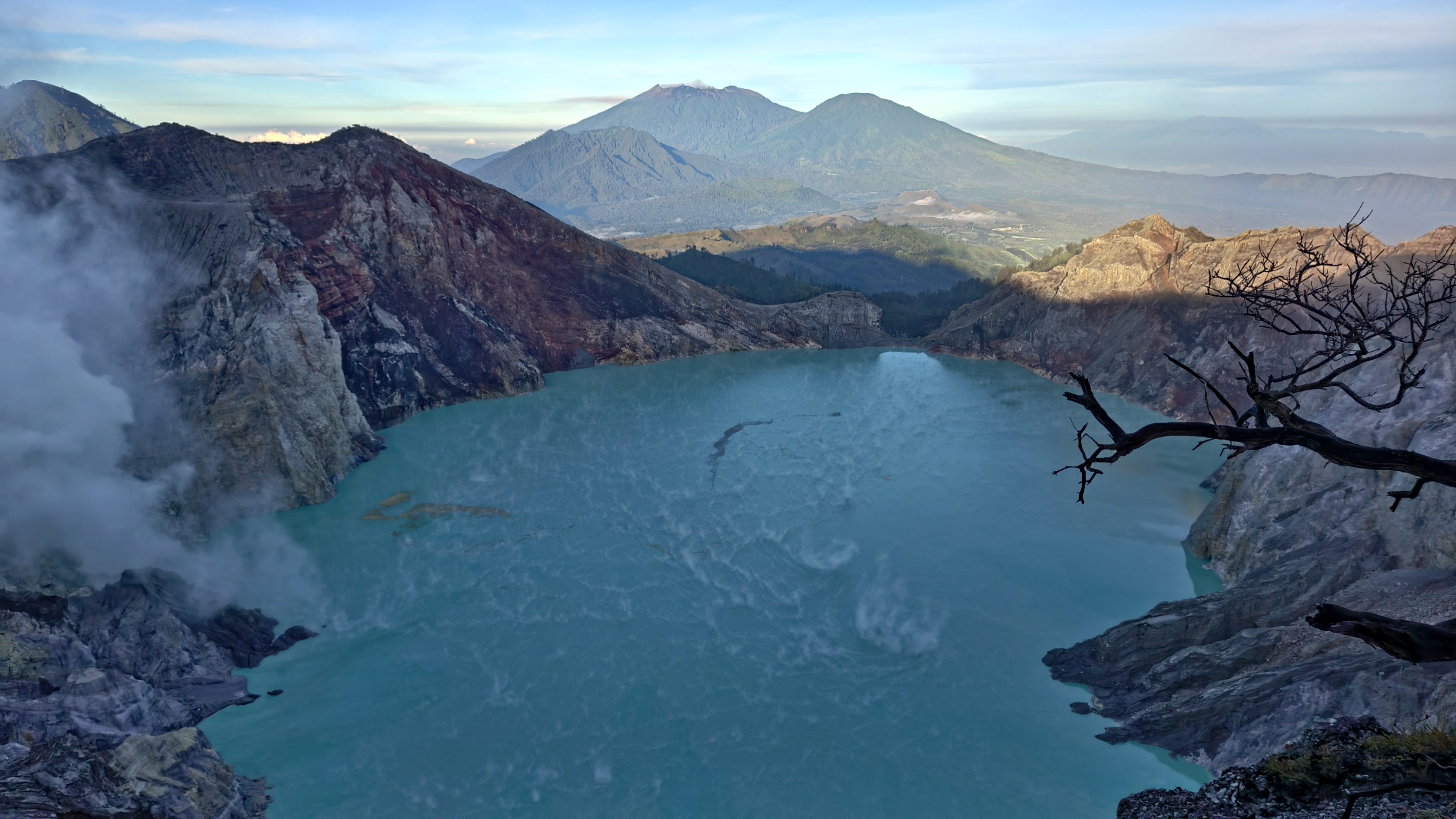 Озеро парит