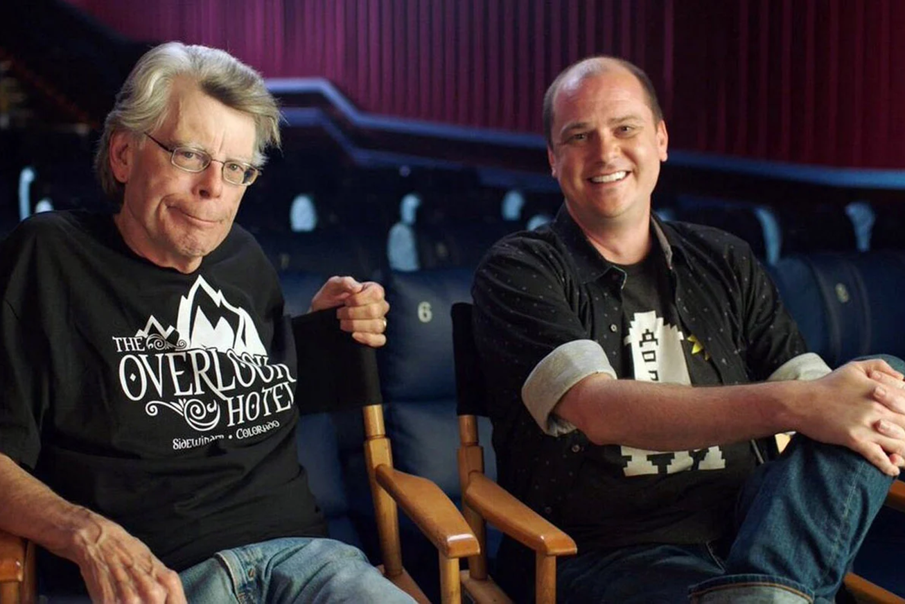 Режиссер Майк Флэнаган — большой ценитель творчества Стивена Кинга, экранизировал «Игру Джеральда», «Доктор Сон» и «Жизнь Чака». © Amazon Prime Video