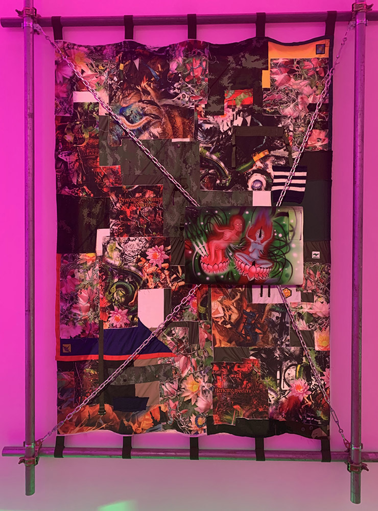 Один из коллажей инсталляции «Мандала хаоса» Таната Тинадакорна: принты на ткани, металлические элементы, нашивки