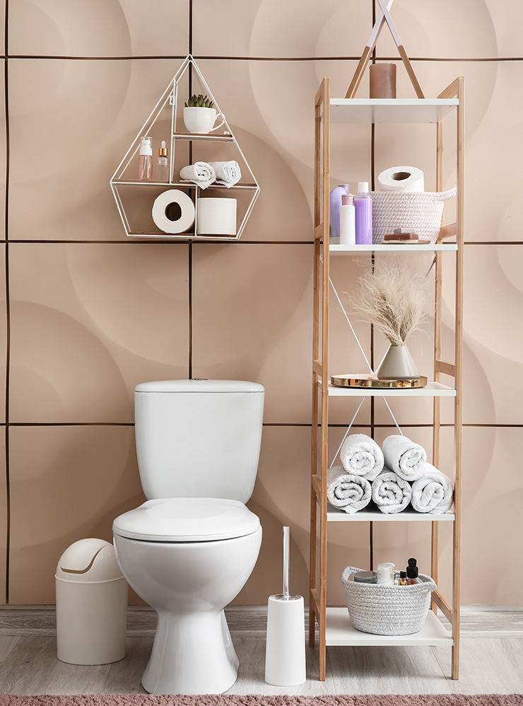 Здесь даже туалетную бумагу и флаконы использовали в качестве декора на стеллаже. Главное — избежать хаоса и аккуратно все сложить, например с помощью корзин. Фотография: Pixel⁠-⁠Shot / Shutterstock