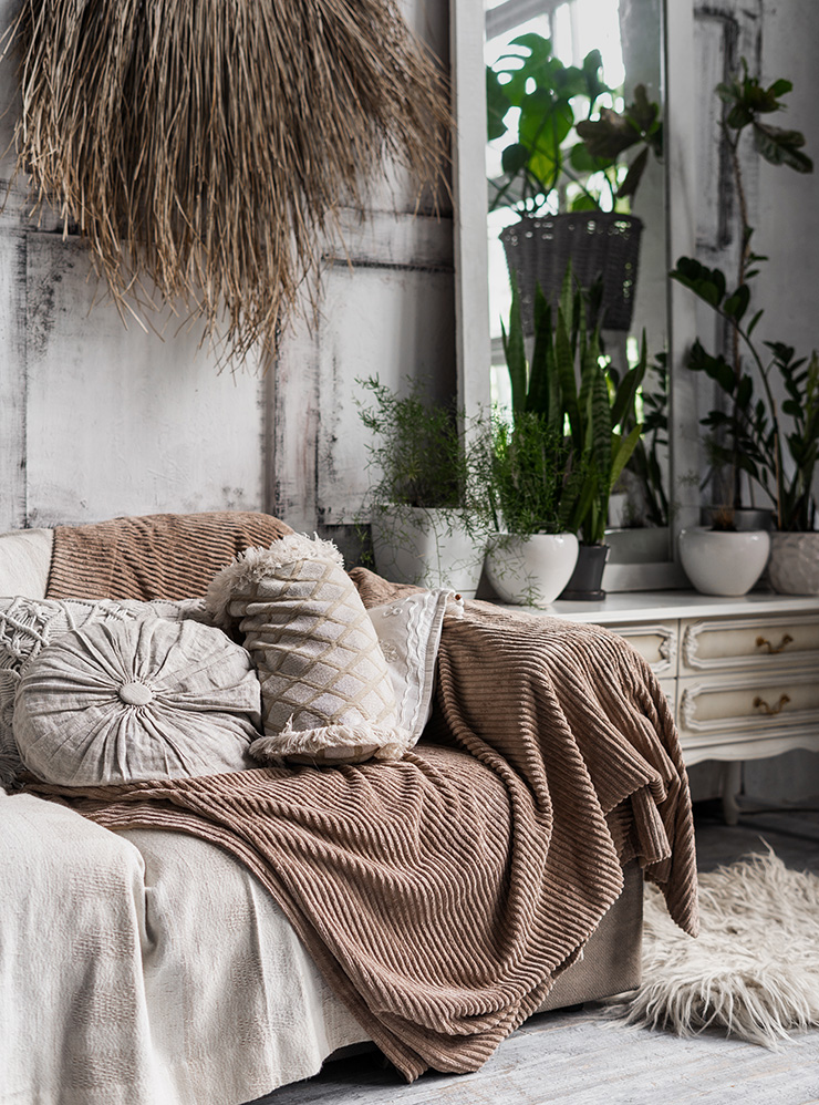 Фактурные подушки отлично сочетаются с пледами и покрывалами. Фотография: brizmaker / Shutterstock