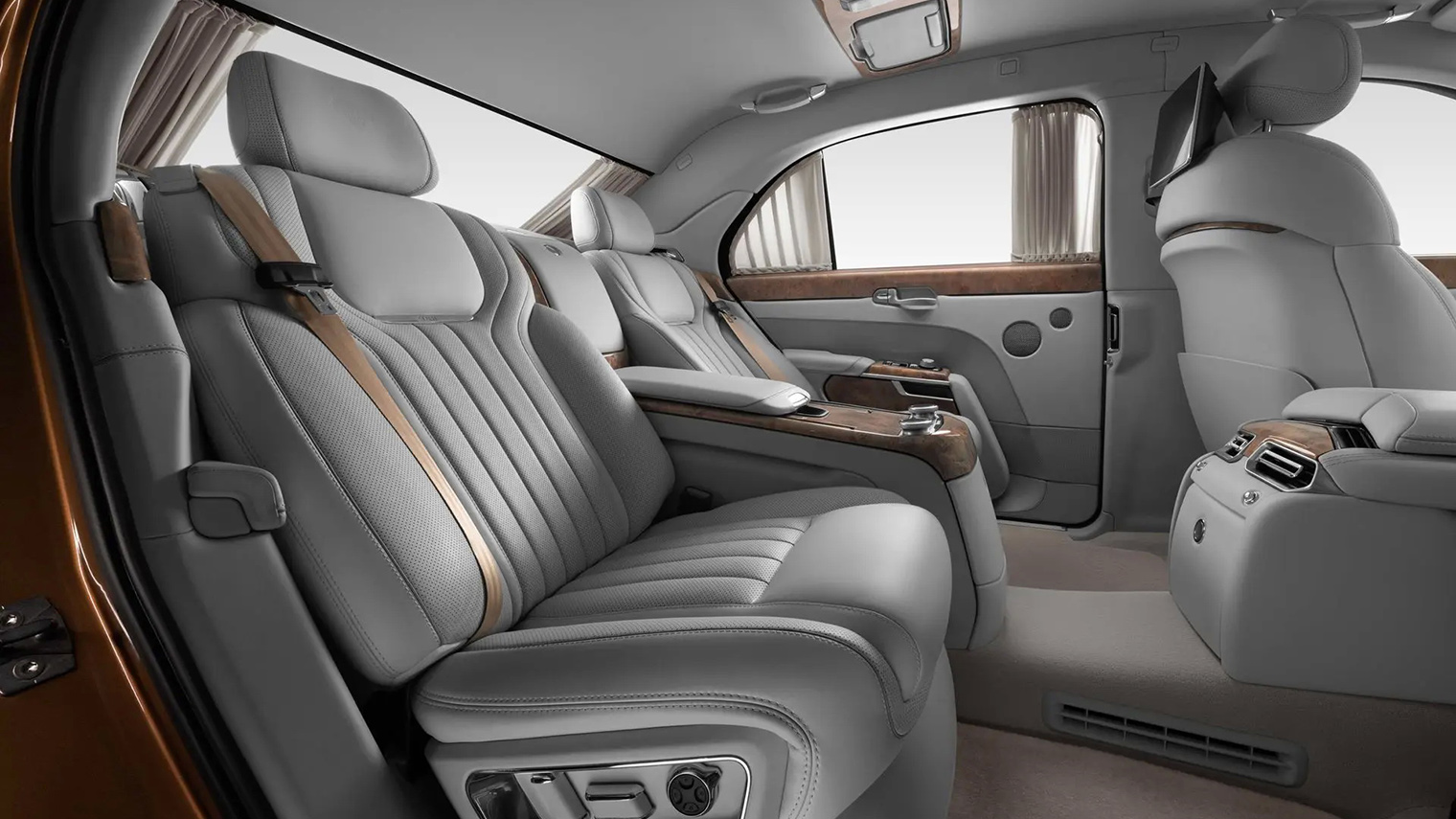 Дорогие материалы отделки и оснащение почти как у Rolls-Royce — для максимального комфорта важных пассажиров. © aurusmotors.com