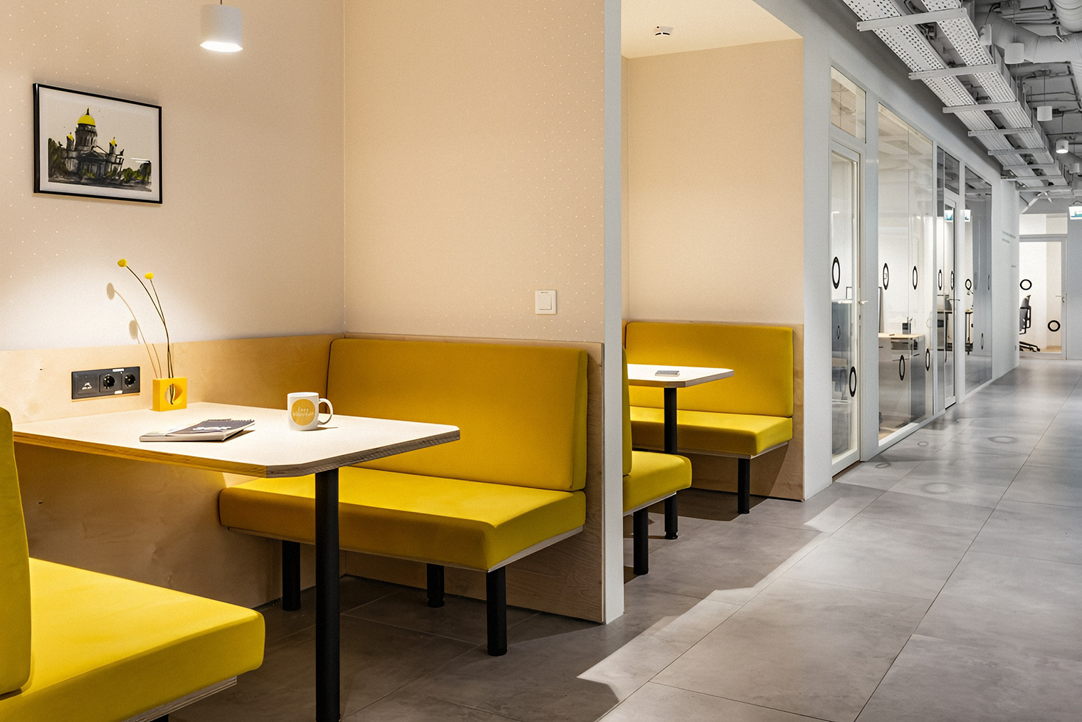 Пообщаться можно не только в переговорных, но и в лаунж-зонах. Источник: sok.works