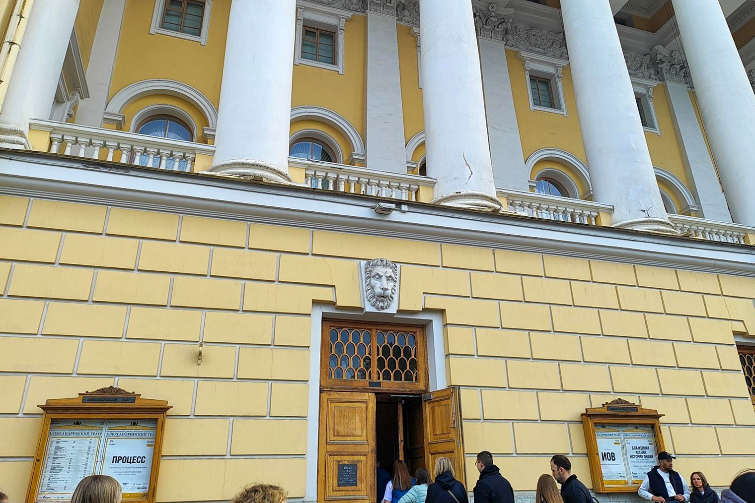Скоро начало спектакля