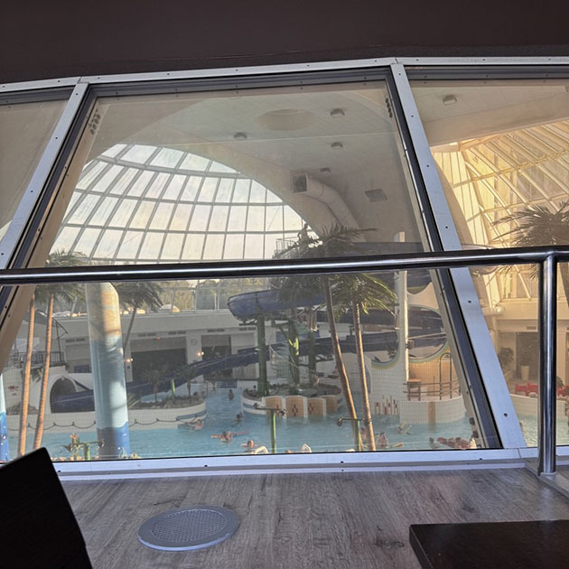 Вид на бассейн из ресторана