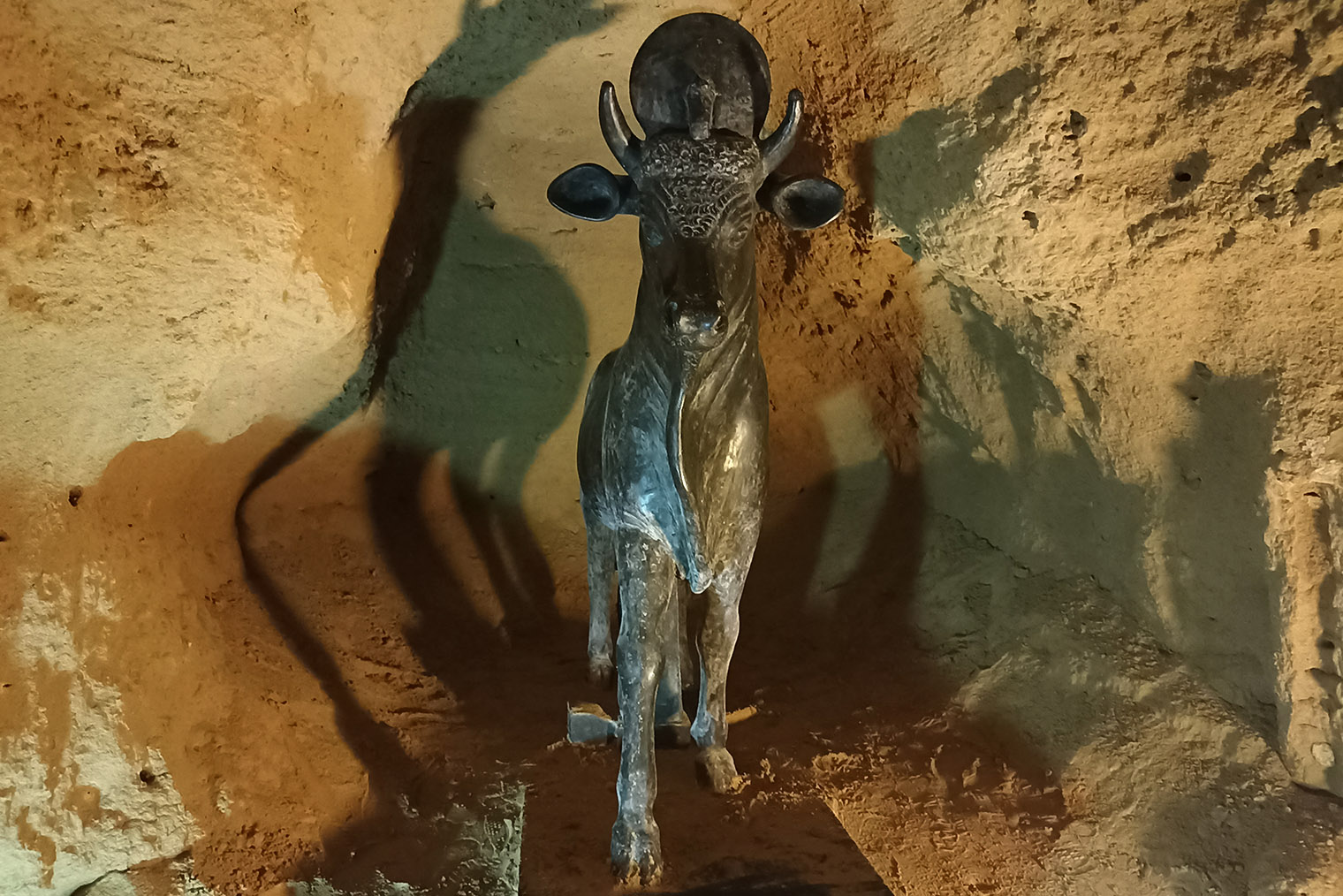 Копия статуи Аписа в подземных галереях серапеума