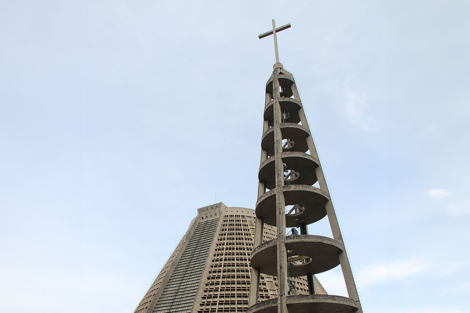 Крест стоит отдельно, поэтому у меня не было ощущения, что передо мной храм. Фотография: Marinelson Almeida / Wikimedia