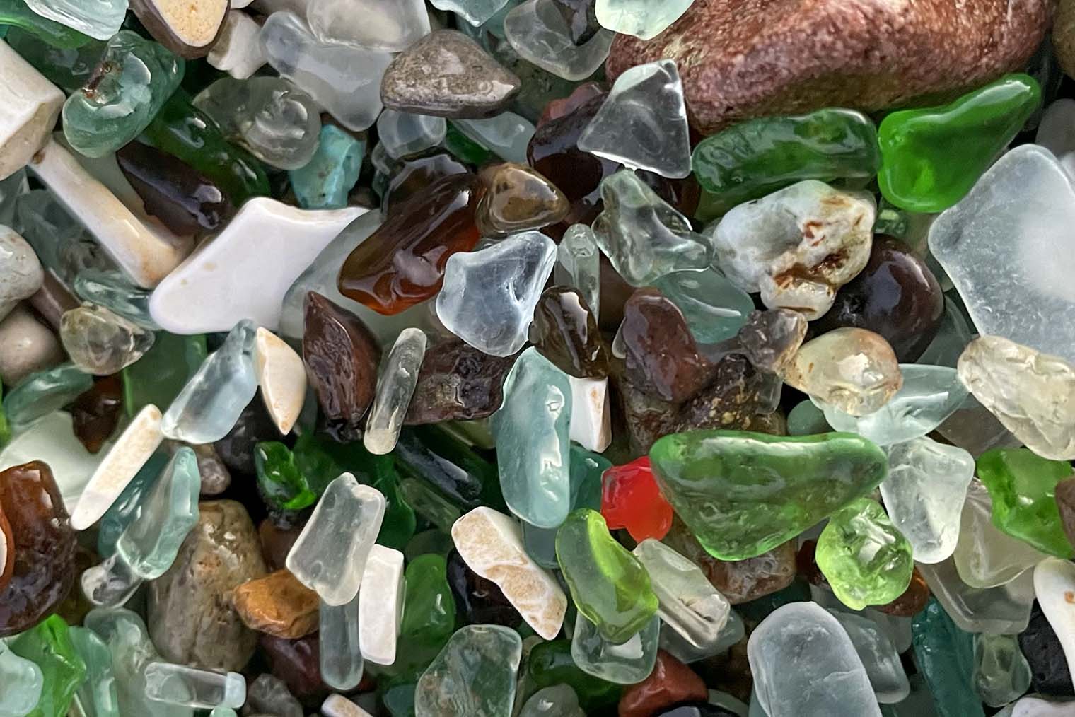 На пляже Стеклянной бухты не только стекла, есть и обычная галька. Но из-за разноцветных осколков она порой незаметна. © Мария Кузнецова