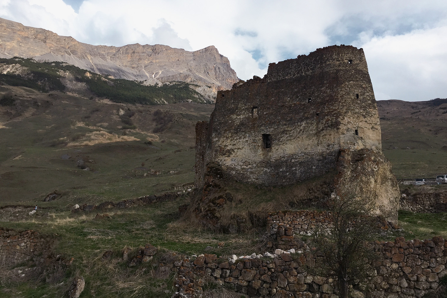 К руинам можно и проехать, но нужна полноприводная машина. © Kabis212 / Wikipedia