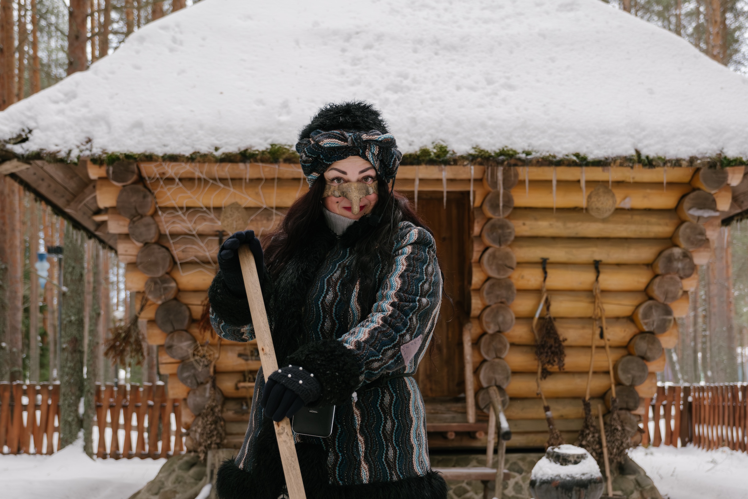 Колоритная Баба-яга шутит шутки и задает ребятне загадки, грозясь съесть всех, кто не отгадает