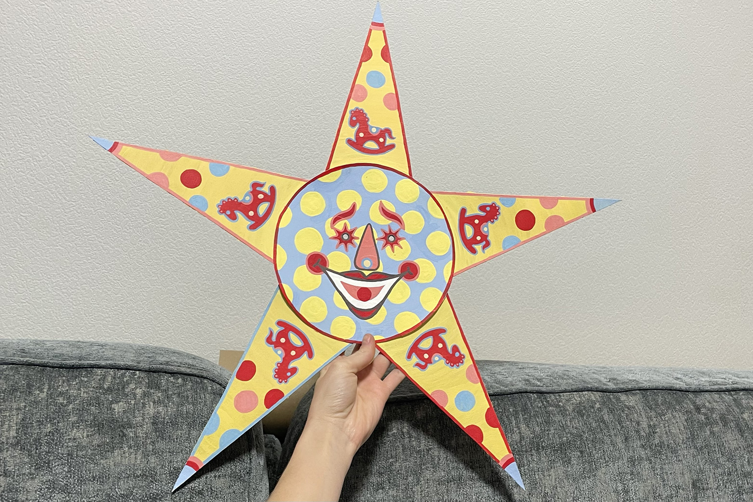 Осталось прорезать отверстия для глаз и приделать ленты для крепления на голову