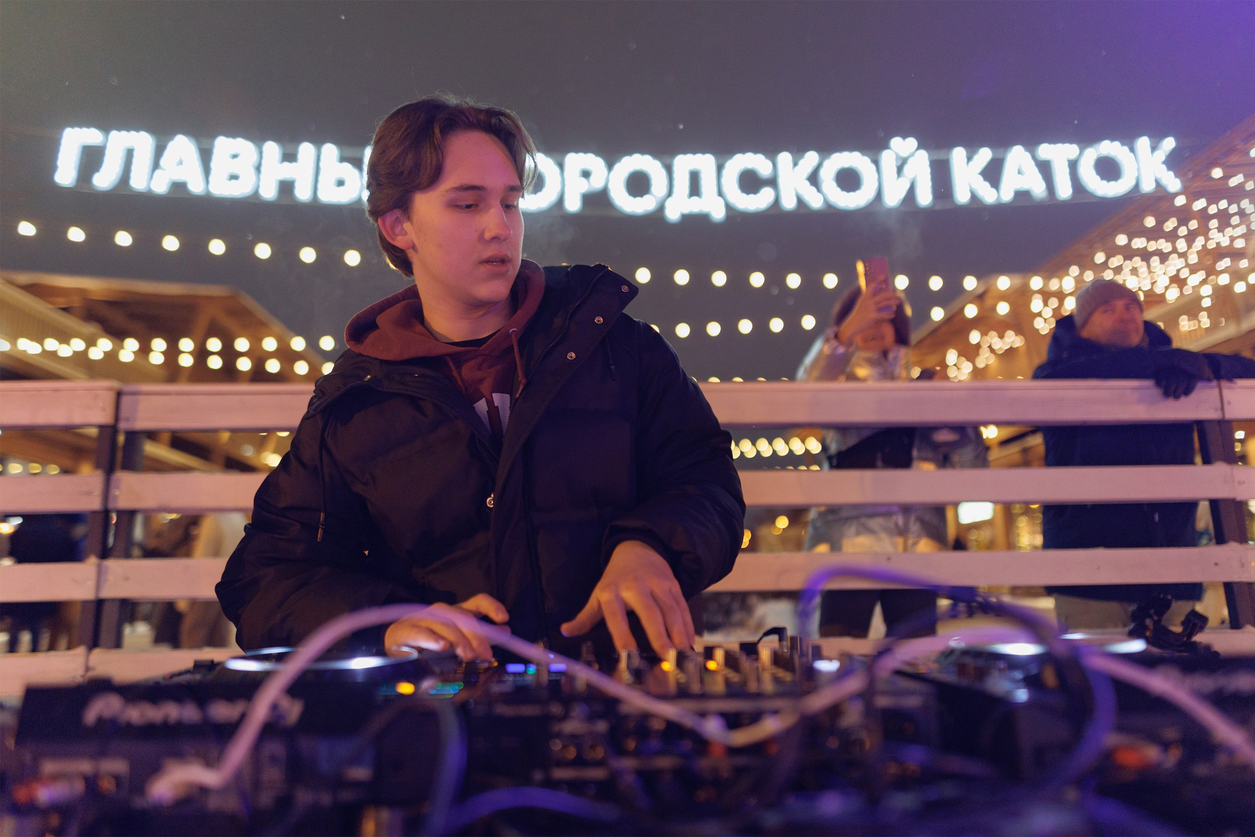 На открытии катка 28 декабря выступали диджеи