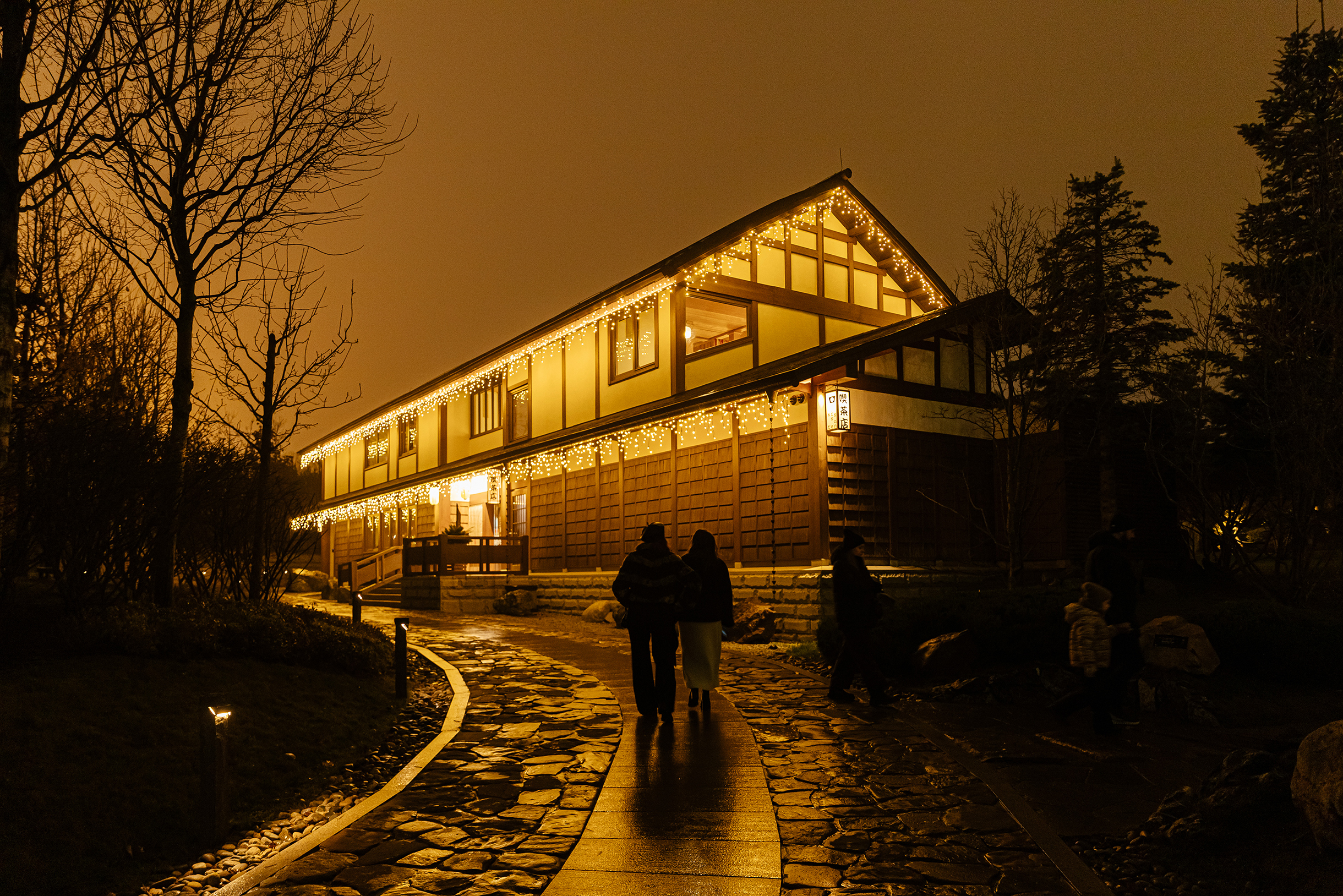 Крыши кофейни «Киссатэн» декорировали гирляндами. Заведение работает в будни с 08:00 до 22:30, в выходные — с 07:30 до 22:30