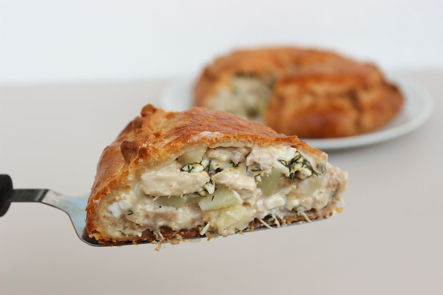 Готовый курник с курицей и картошкой. Пирог плотный и сочный
