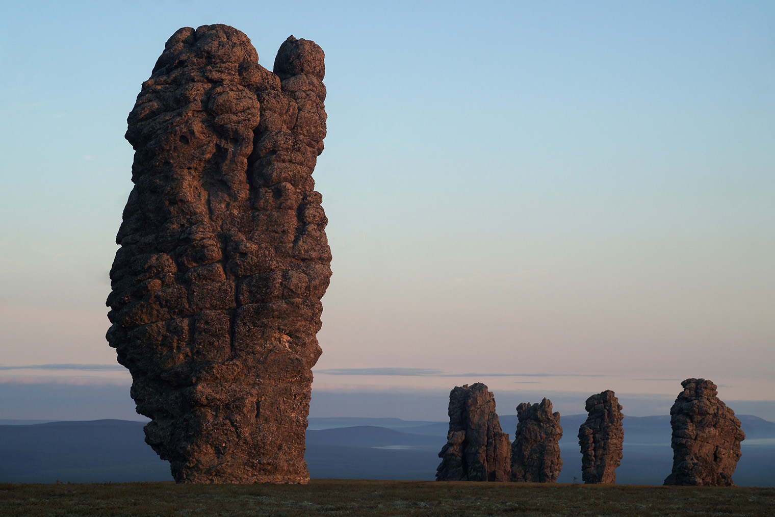 Столбы на плато Маньпупунёр. Фотография: Kasimys / Wikipedia