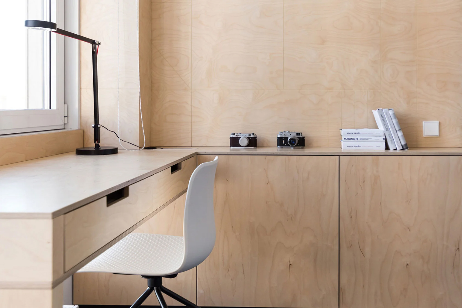 Главная цель декора в модернизме — не отвлекать внимание, а дополнять пространство, поддерживая его гармонию, простоту и функциональность. © ruetemple.ru