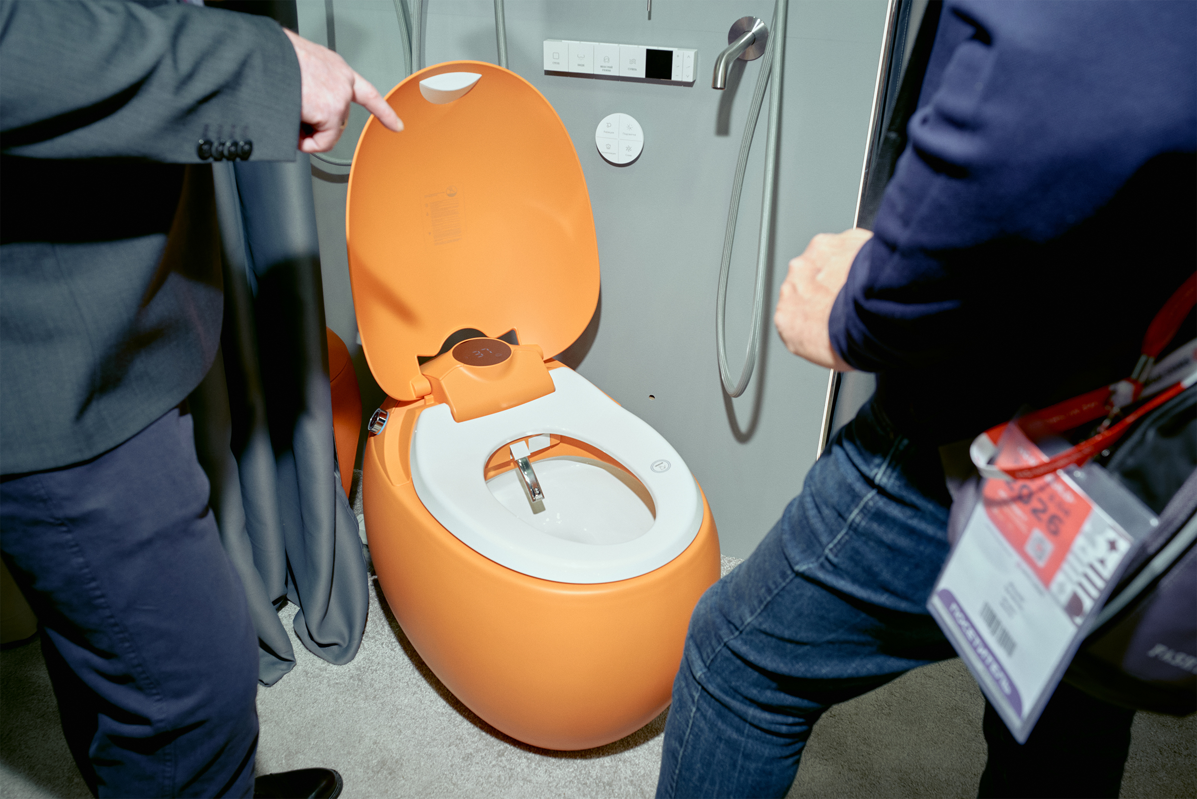 Этот оранжевый унитаз тоже оснащен умной системой