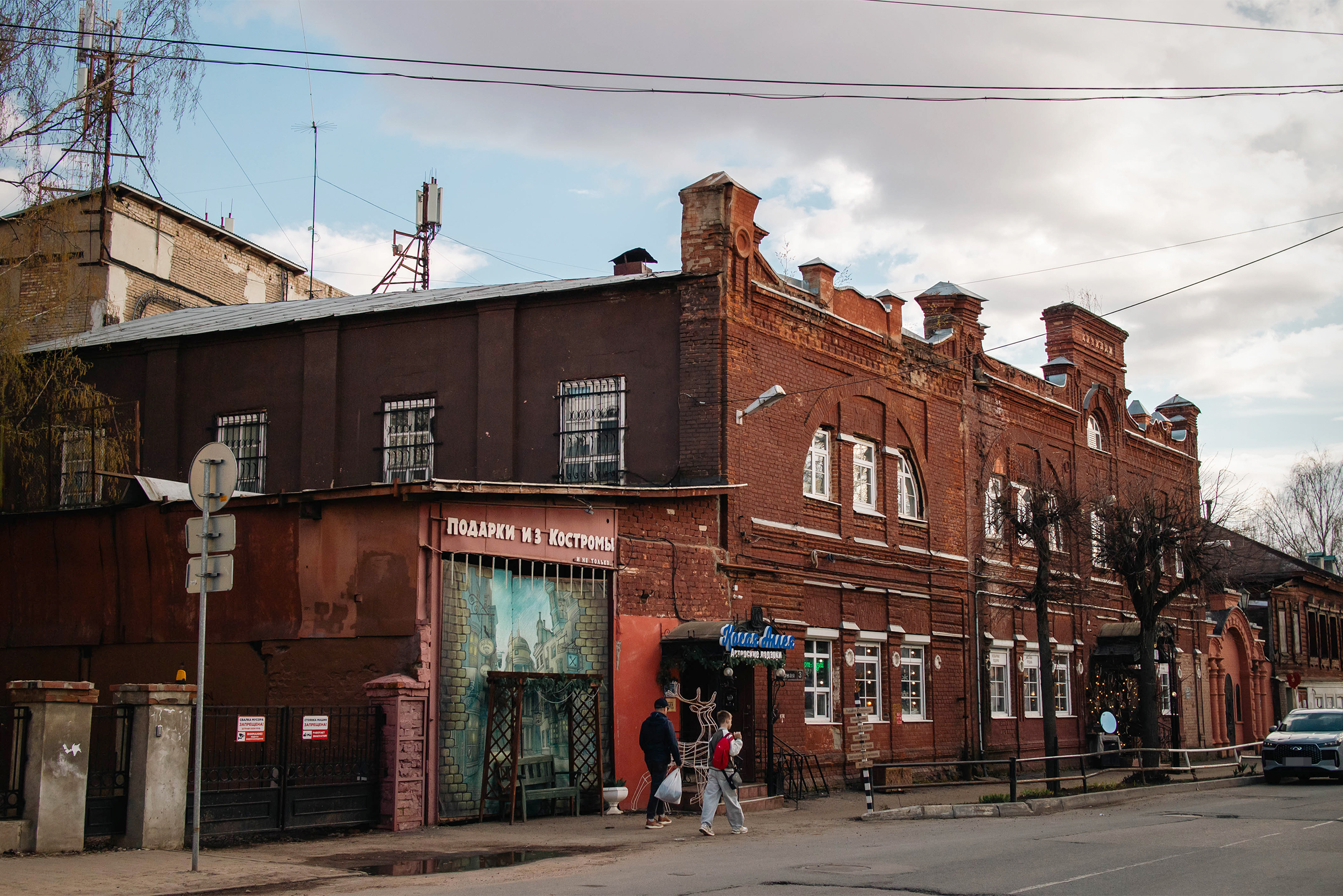 По центральной части города разбросаны небольшие фотозоны и зеркала для фото
